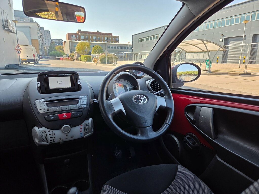 Toyota Aygo 1.0 Vvt-i X-play 69 Bhp White #20