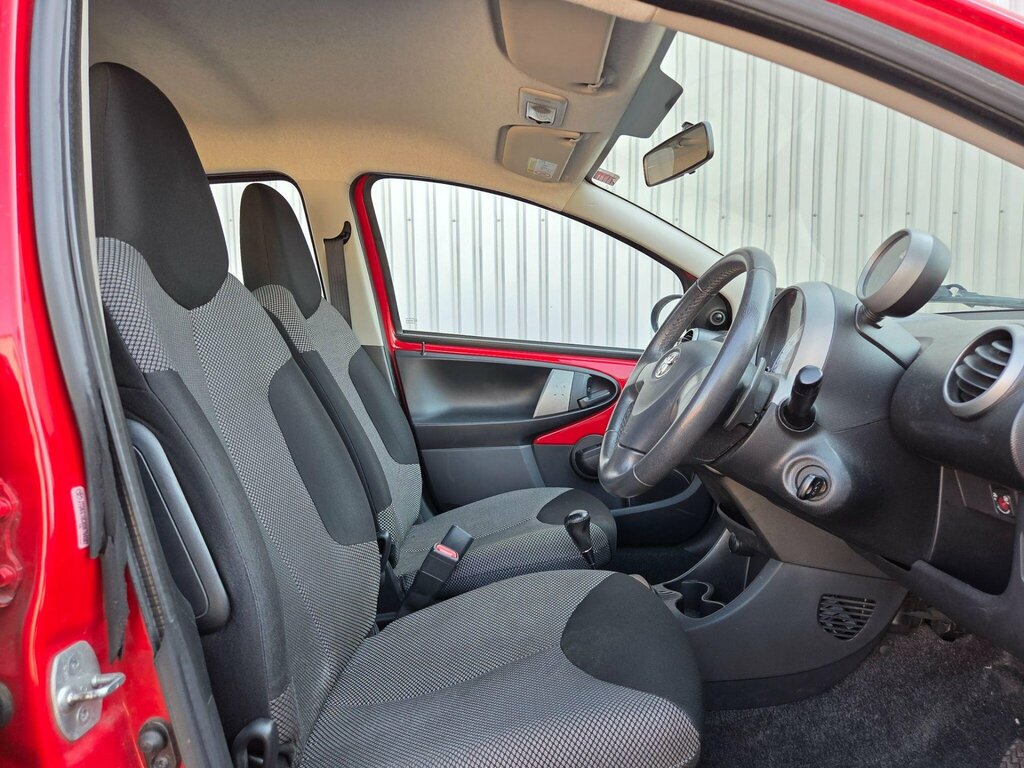Toyota Aygo 1.0 Vvt-i X-play 69 Bhp White #18