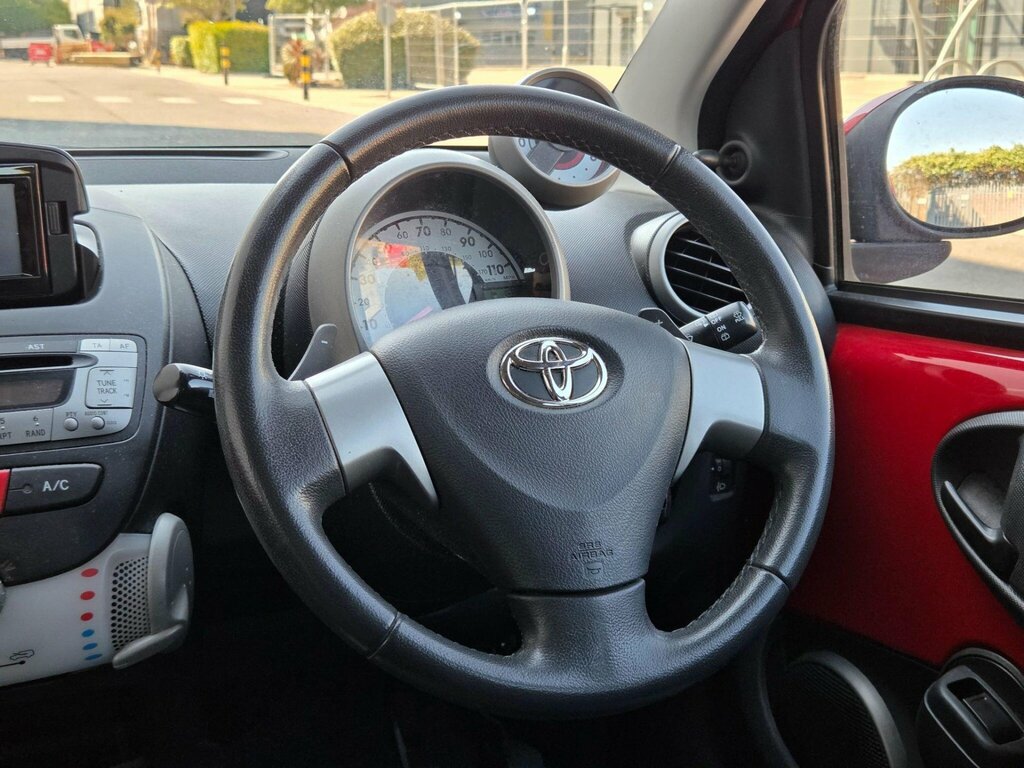 Toyota Aygo 1.0 Vvt-i X-play 69 Bhp White #31