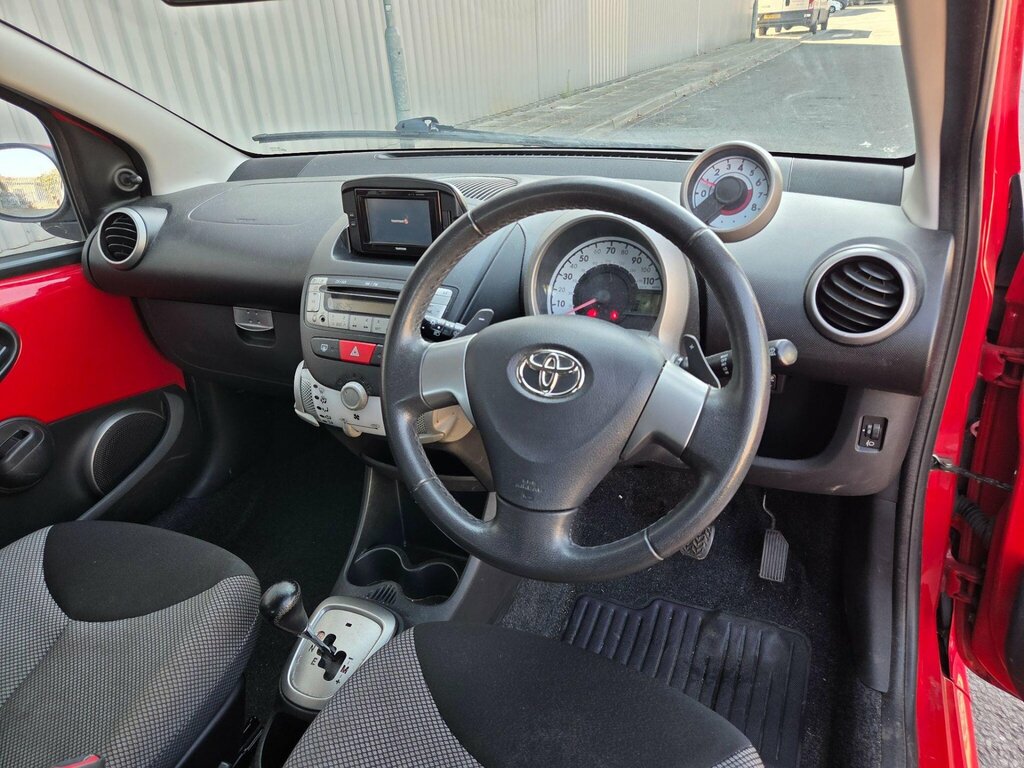 Toyota Aygo 1.0 Vvt-i X-play 69 Bhp White #19