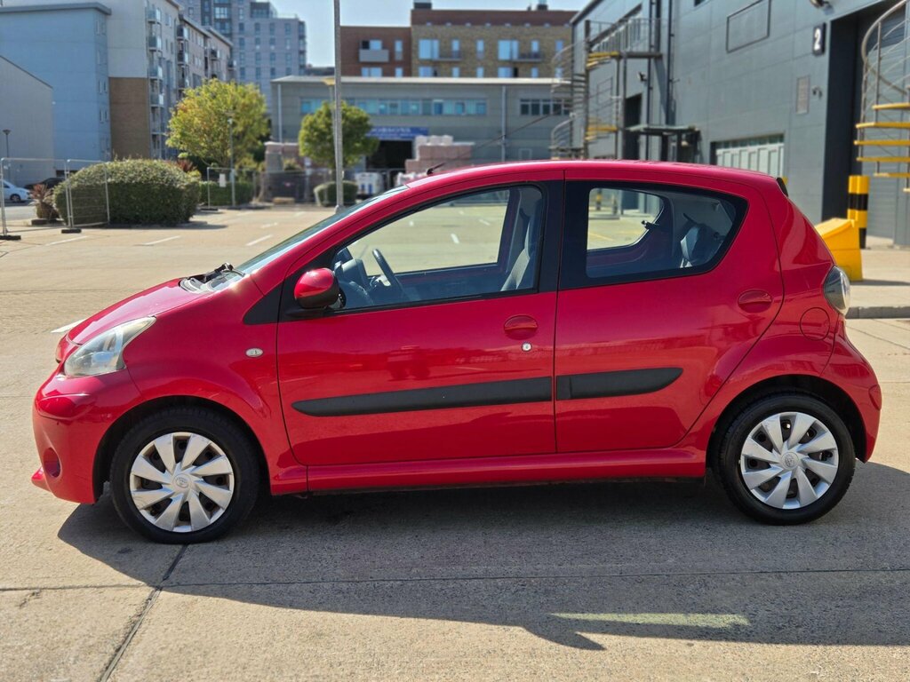 Toyota Aygo 1.0 Vvt-i X-play 69 Bhp White #16