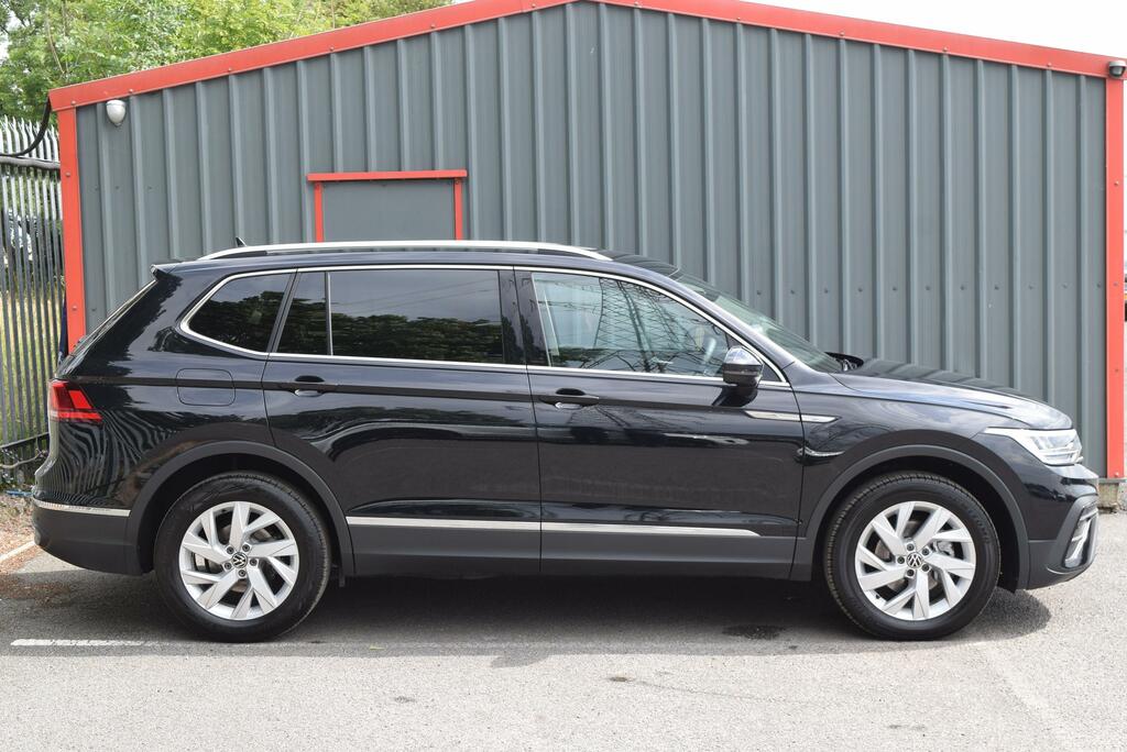 Volkswagen Tiguan Allspace 2.0 Tdi Life Dsg Black #2