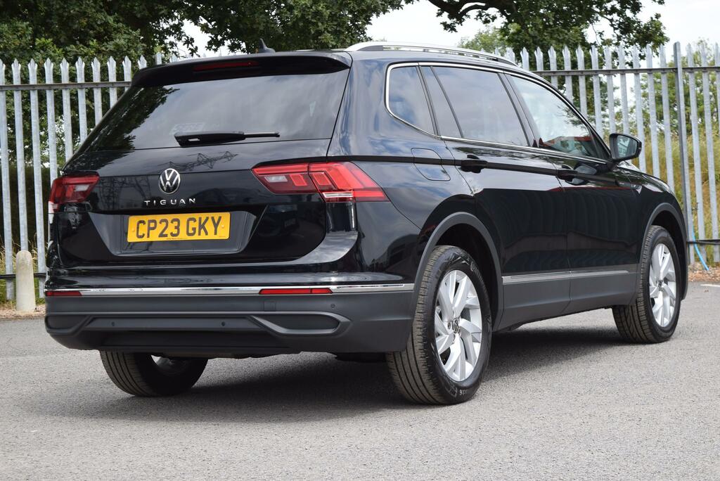 Volkswagen Tiguan Allspace 2.0 Tdi Life Dsg Black #4