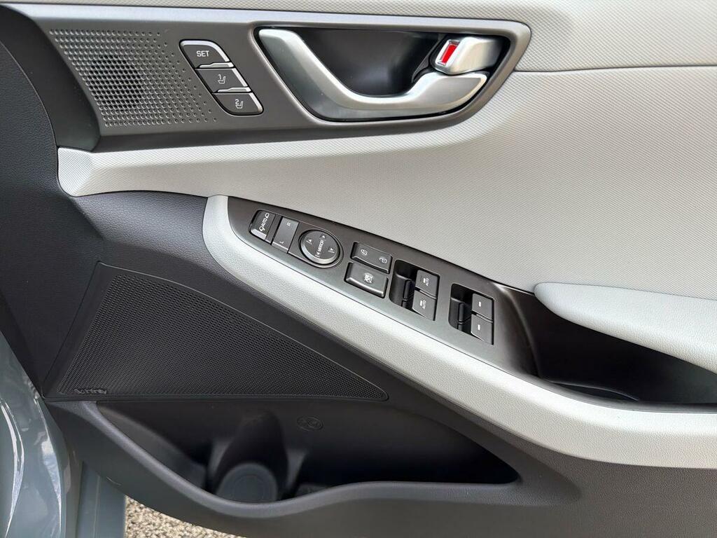 Hyundai Ioniq Premium Black #30
