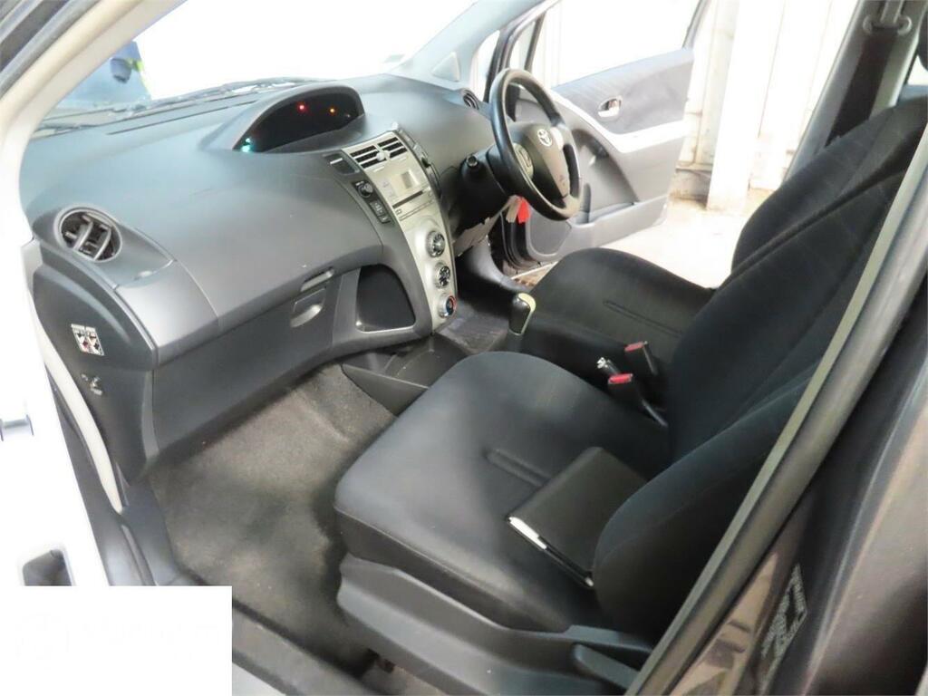 Toyota Yaris 1.3 Vvt-i Zinc Hatchback Black #2