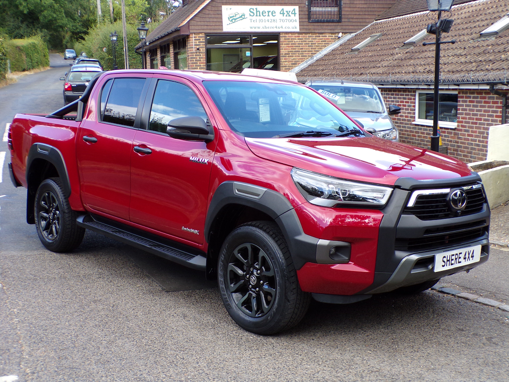 Toyota HILUX 2.8 D-4d Invincible X Pickup Double Cab Red