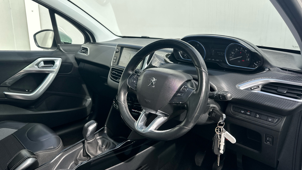 Peugeot 2008 1.2 Puretech Allure Premium Suv White #2