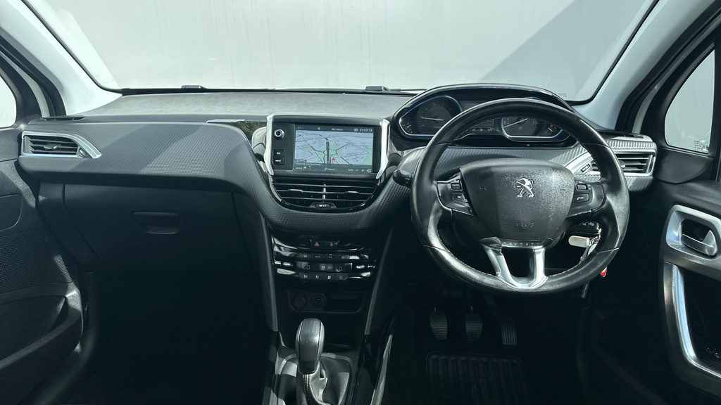 Peugeot 2008 1.2 Puretech Allure Premium Suv White #4