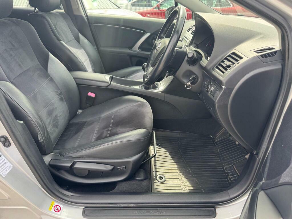 Toyota Avensis Icon Red #7
