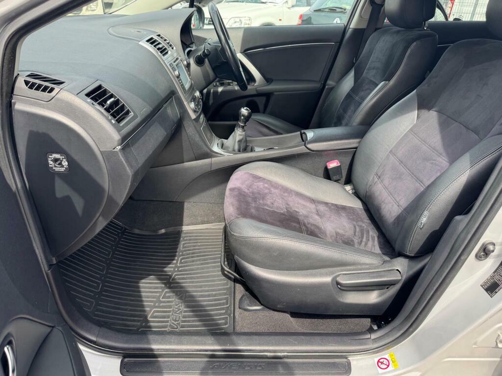 Toyota Avensis Icon Red #8