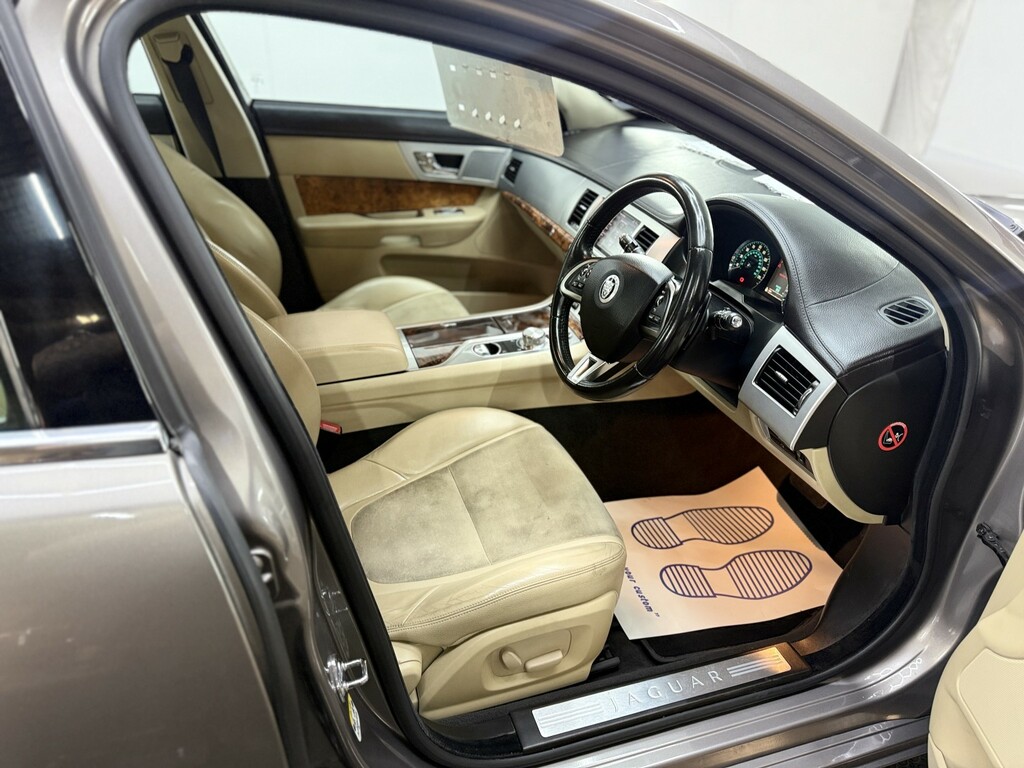 Jaguar XF 3.0 D V6 S Portfolio Sportbrake 275 Bhp White #14