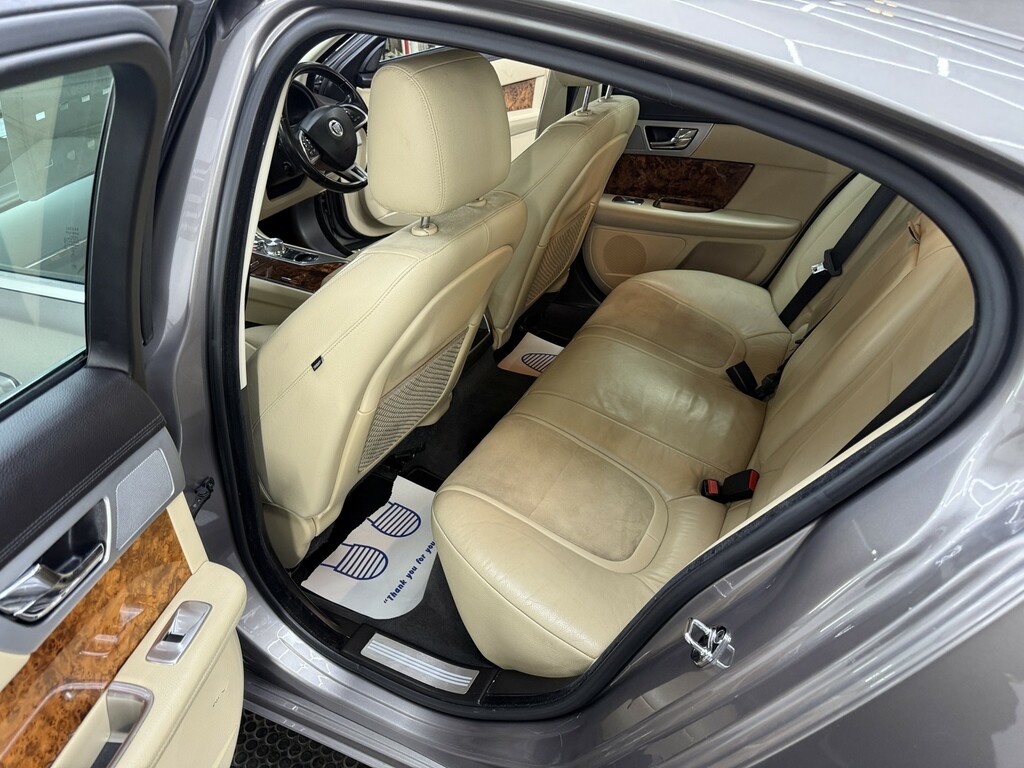 Jaguar XF 3.0 D V6 S Portfolio Sportbrake 275 Bhp White #18