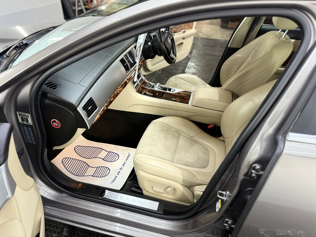 Jaguar XF 3.0 D V6 S Portfolio Sportbrake 275 Bhp White #17