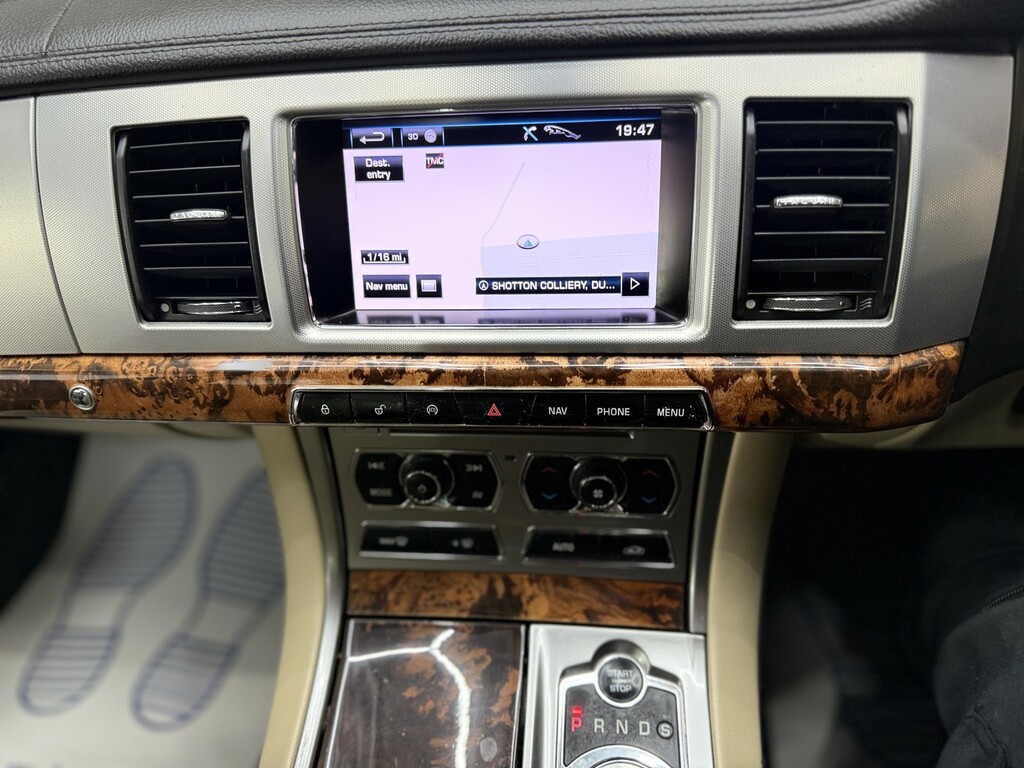 Jaguar XF 3.0 D V6 S Portfolio Sportbrake 275 Bhp White #19