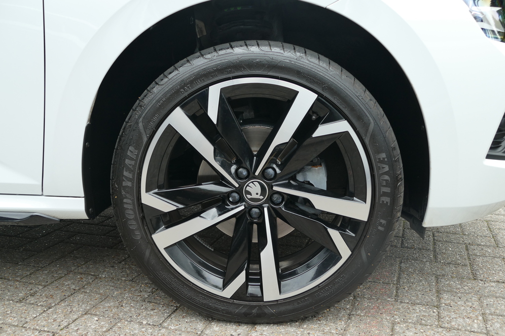 Skoda Kamiq 1.5 Tsi Monte Carlo Edition Dsg 150 Ps White #5