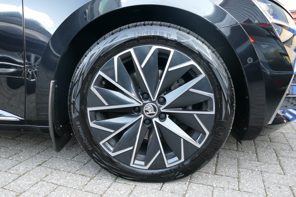 Skoda Superb 2.0 Tdi Cr 200 Laurin Klement Dsg 0 Ps Black #5