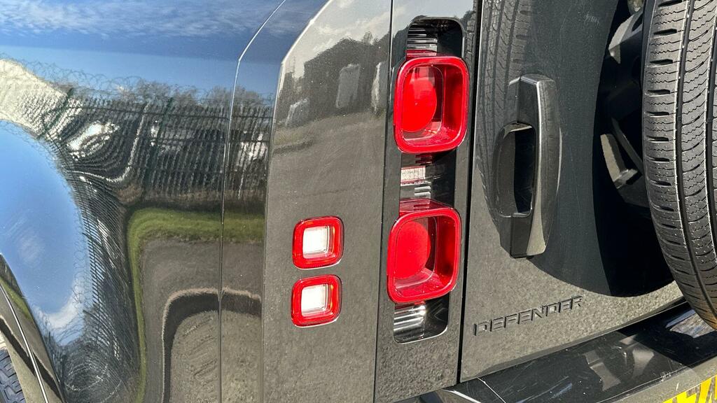Land Rover Defender 110 110 2024 74 #26