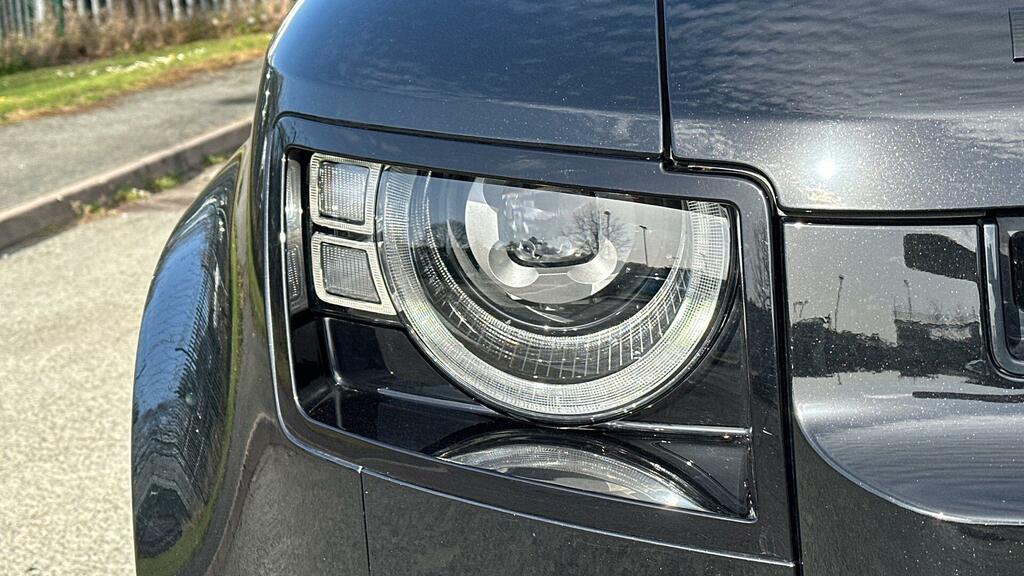 Land Rover Defender 110 110 2024 74 #17