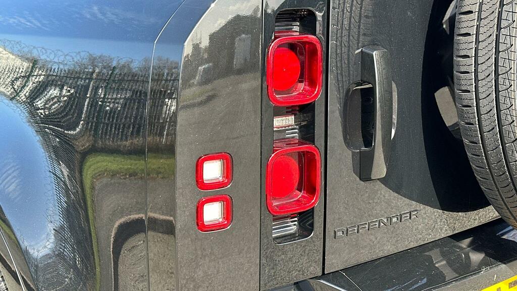 Land Rover Defender 110 110 2024 74 #19