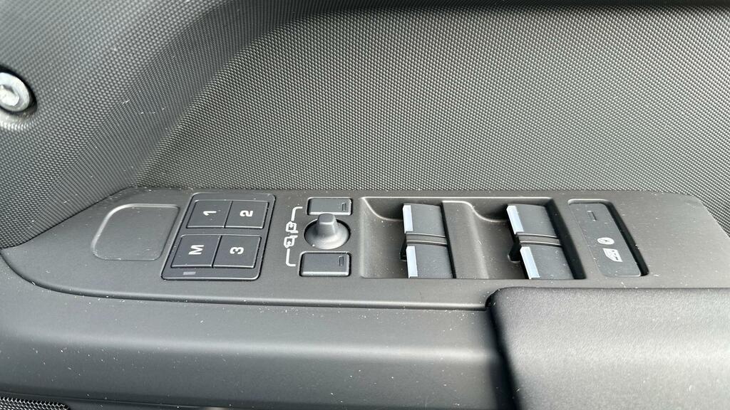 Land Rover Defender 110 110 2024 74 #25