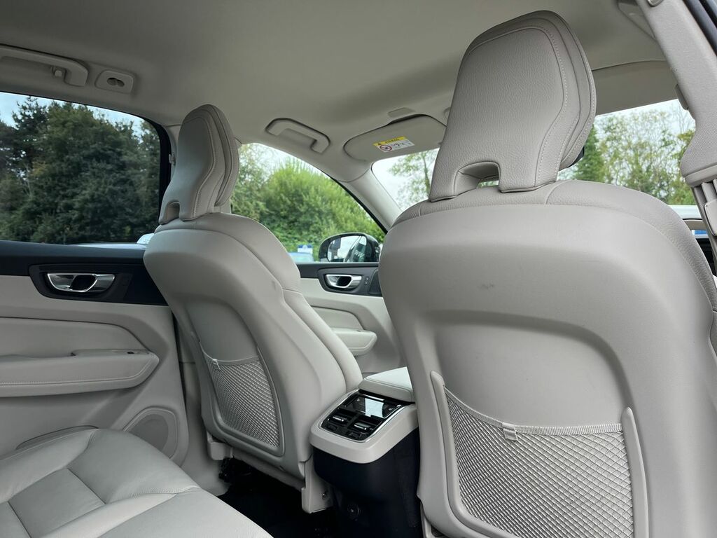 Volvo XC60 R-design Pro, B4 Awd Sunroof, 22 Alloys White #32