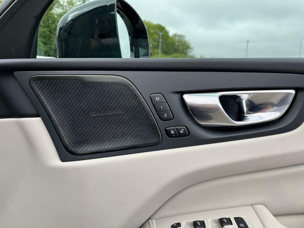 Volvo XC60 R-design Pro, B4 Awd Sunroof, 22 Alloys White #27