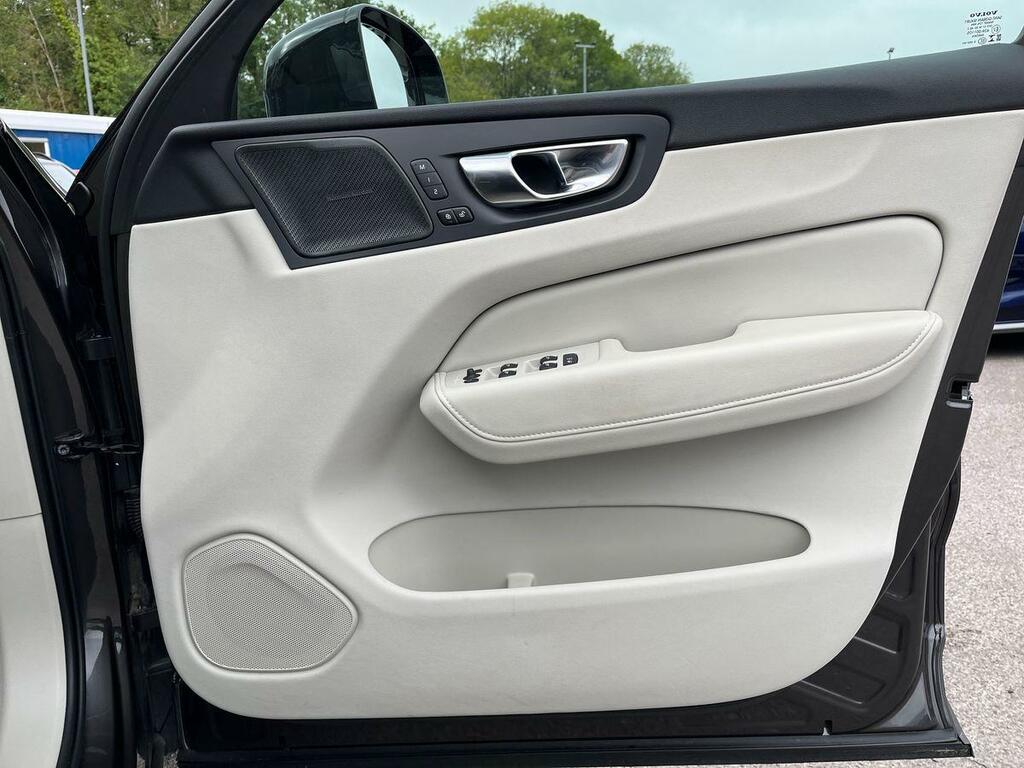 Volvo XC60 R-design Pro, B4 Awd Sunroof, 22 Alloys White #25