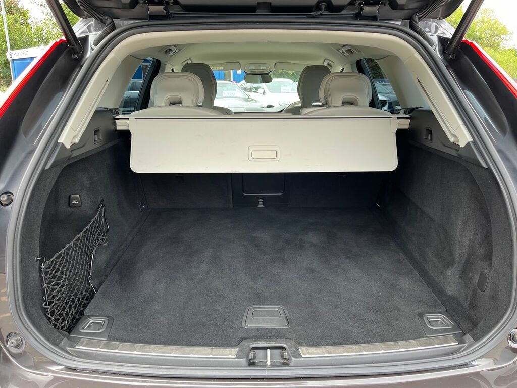 Volvo XC60 R-design Pro, B4 Awd Sunroof, 22 Alloys White #22