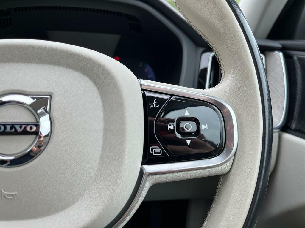Volvo XC60 R-design Pro, B4 Awd Sunroof, 22 Alloys White #16
