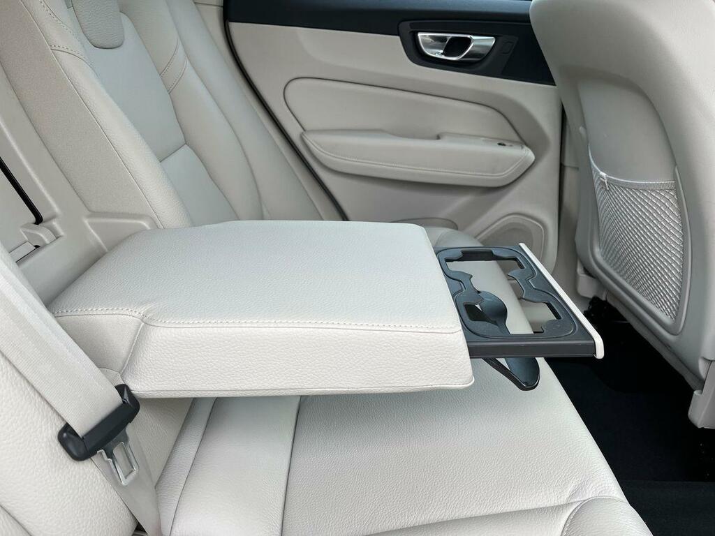 Volvo XC60 R-design Pro, B4 Awd Sunroof, 22 Alloys White #31