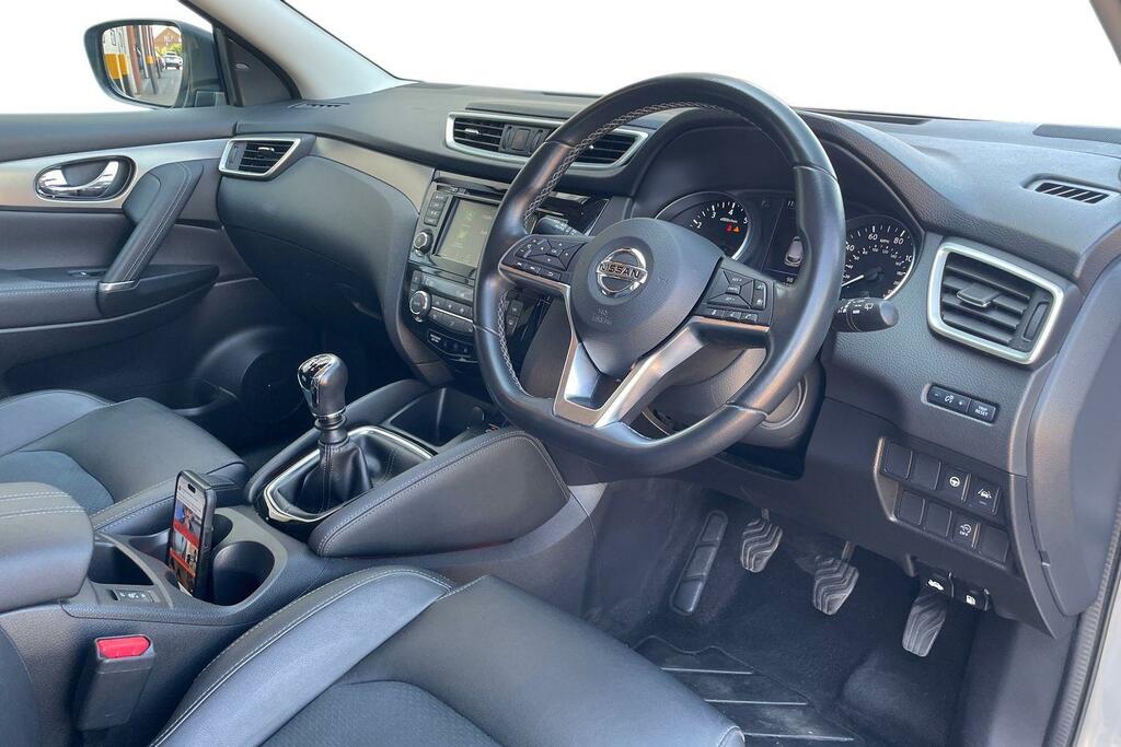 Nissan Qashqai Hatchback Black #8