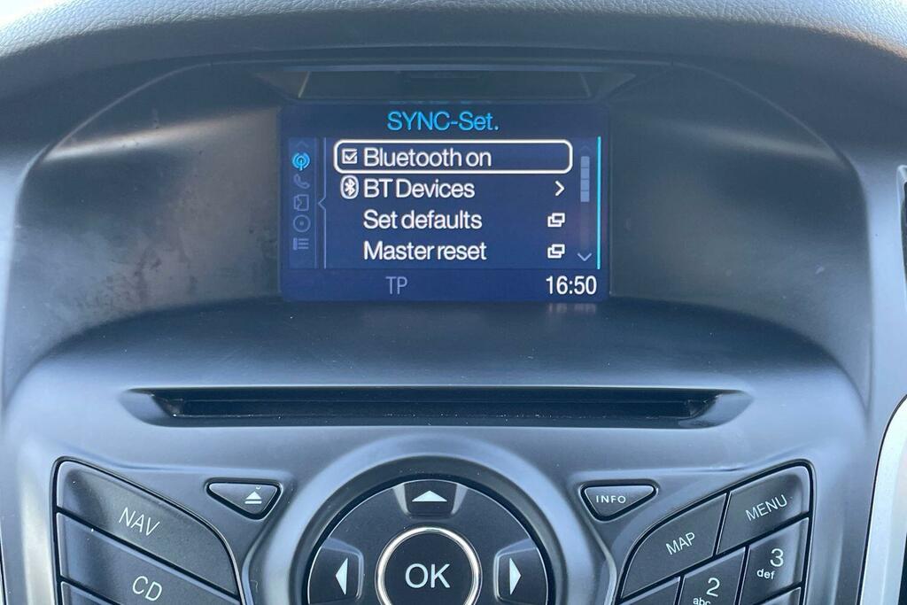 Ford Focus 1.6 Zetec Hatchback Euro 5 105 Red #36