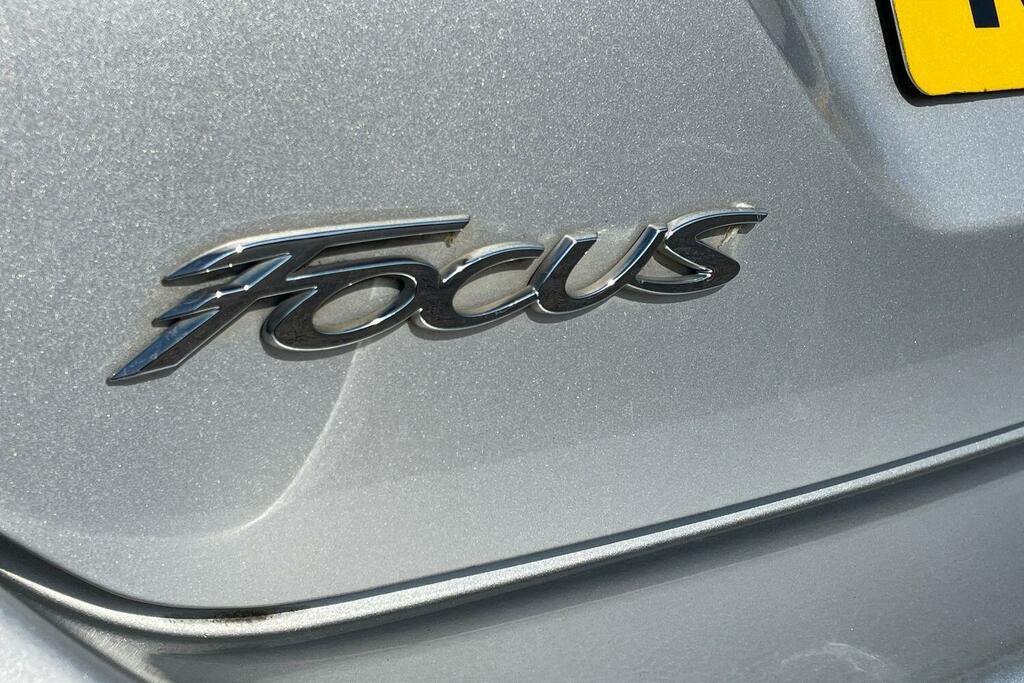 Ford Focus 1.6 Zetec Hatchback Euro 5 105 Red #24