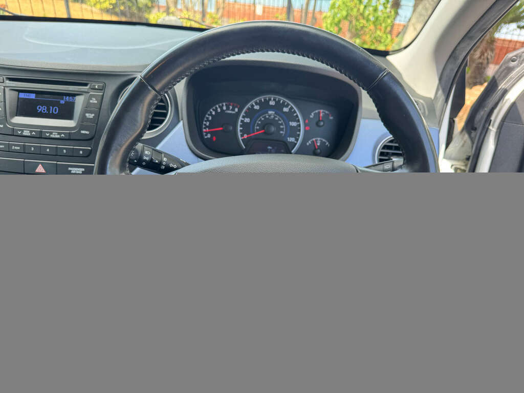 Hyundai I10 1.0 Premium Hatchback Euro 5 66 White #2