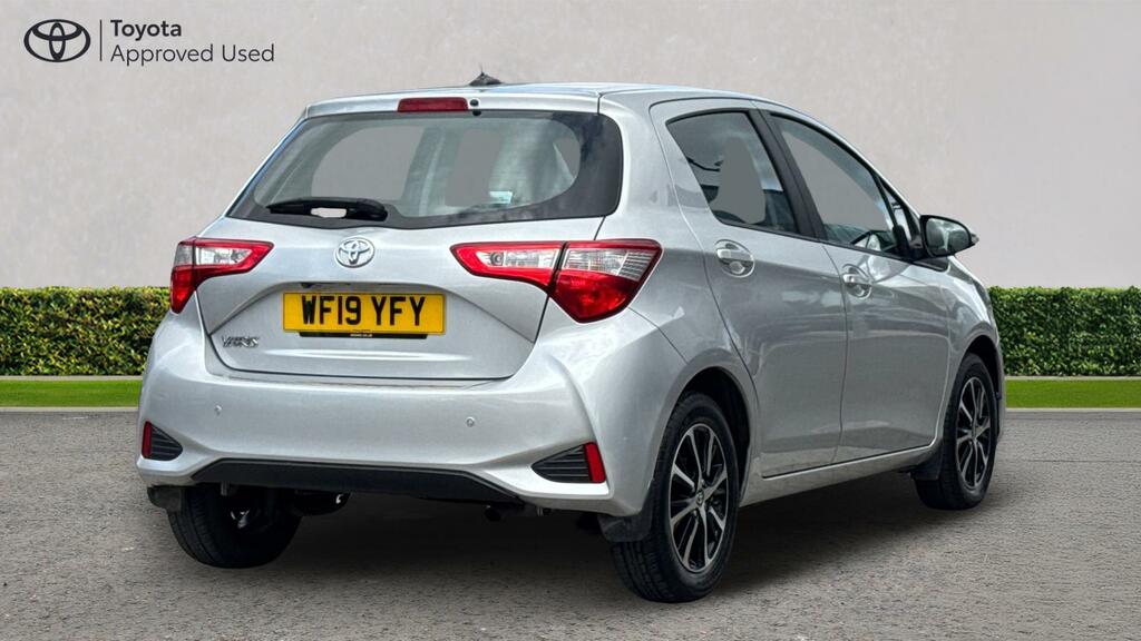 Toyota Yaris 1.5 Vvt-i Icon Tech Euro 6 WF19YFY Silver #2