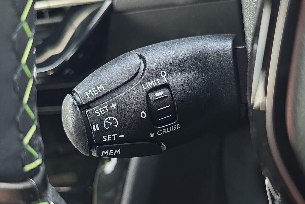 Peugeot 208 1.2 Puretech 100 Allure Black #32