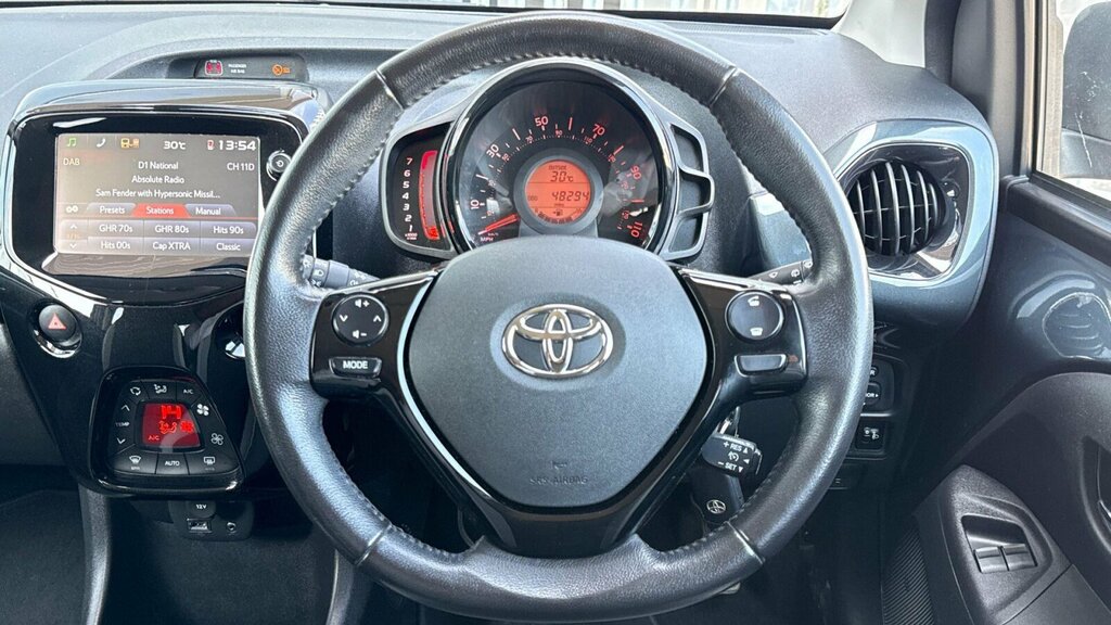 Toyota Aygo 1.0 Vvt-i X-play X-shift E Red #10