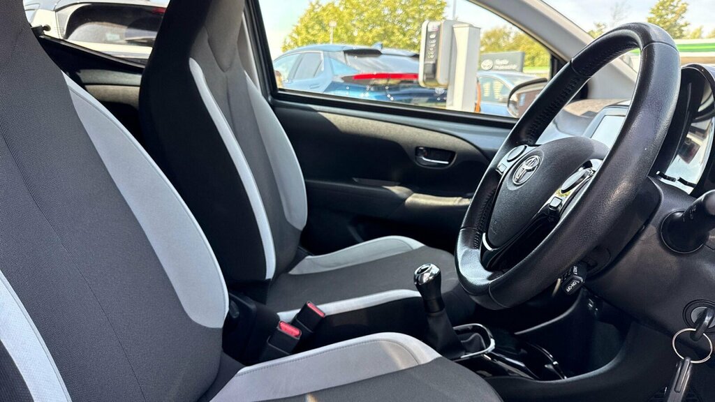 Toyota Aygo 1.0 Vvt-i X-play X-shift E Red #12