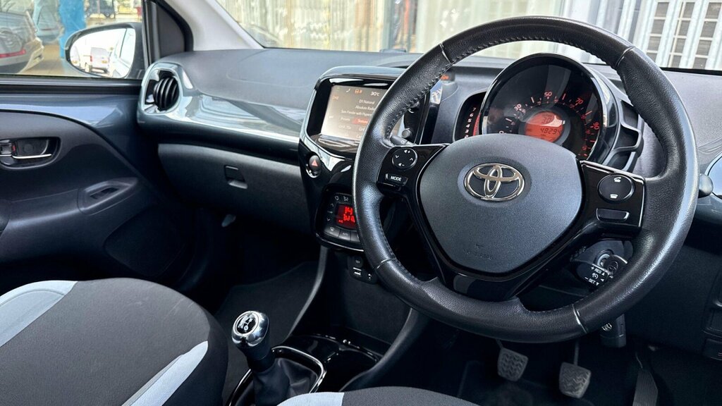 Toyota Aygo 1.0 Vvt-i X-play X-shift E Red #7