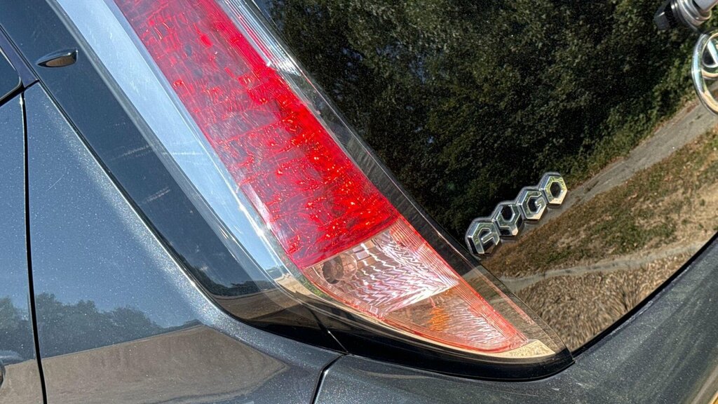 Toyota Aygo 1.0 Vvt-i X-play X-shift E Red #21