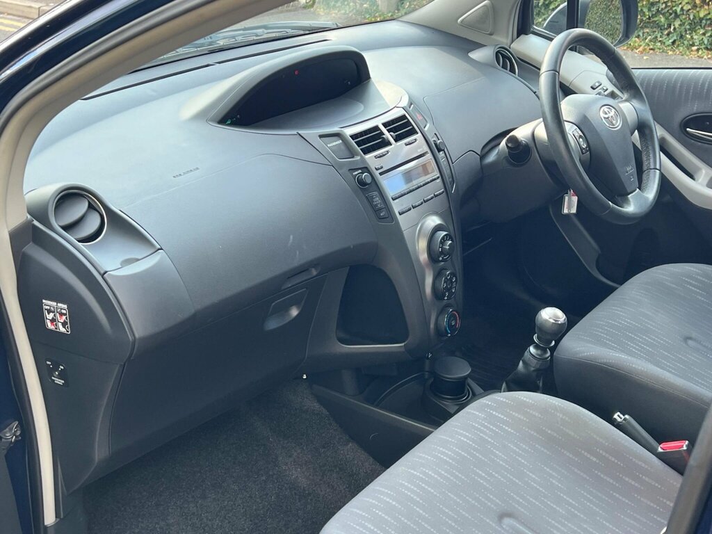 Toyota Yaris Hatchback Vvt Red #9
