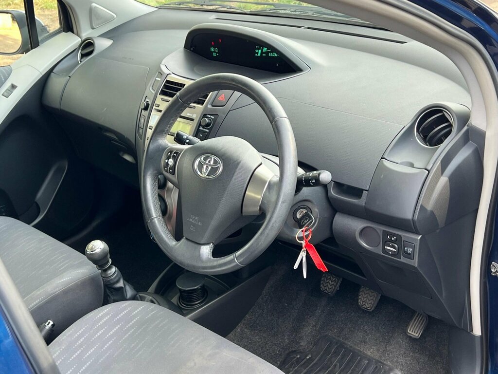 Toyota Yaris Hatchback Vvt Red #8