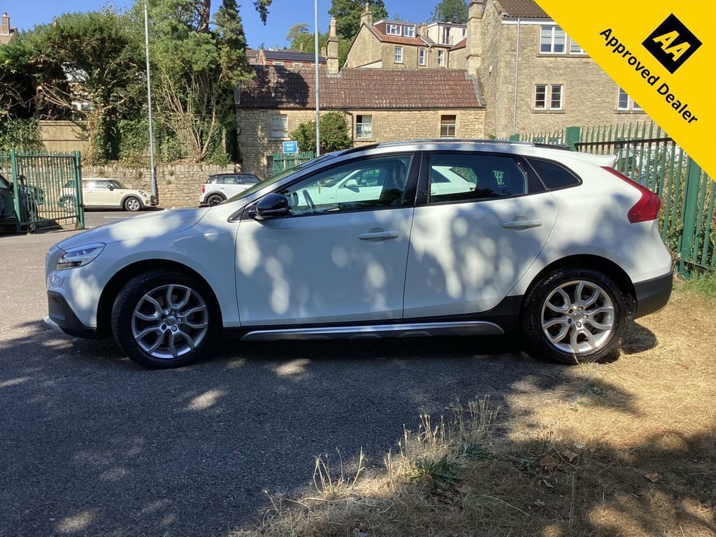 Volvo V40 Cross Country 1.5L Pro White #4