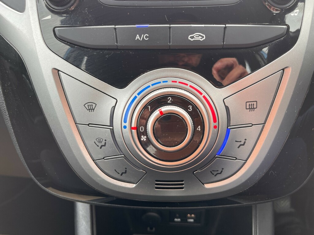Hyundai Ix20 1.4 Blue Drive Se Nav Hatchback White #24