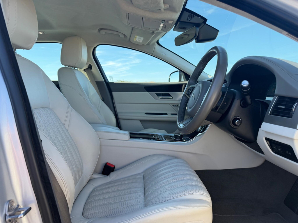 Jaguar XF 2.0I Portfolio Sportbrake Euro 6 Ss Silver #2