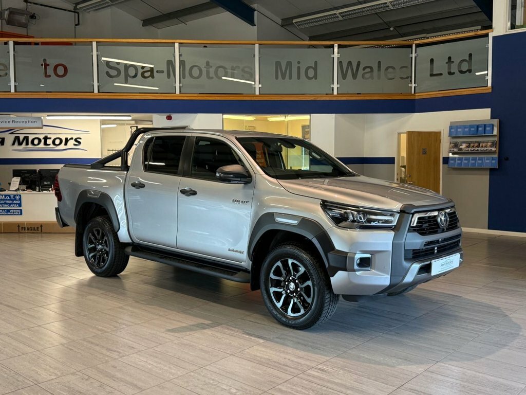Toyota HILUX 2.8L Invincible X Silver