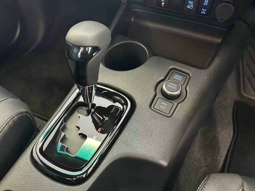 Toyota HILUX 2.8L Invincible X Black #16