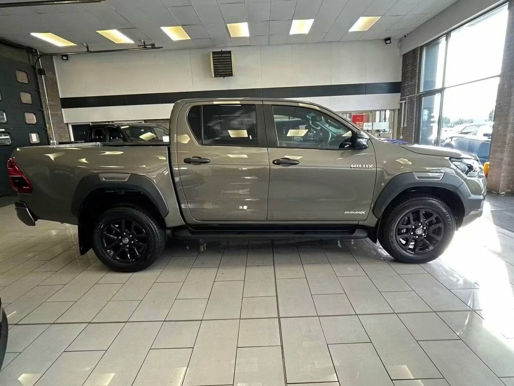 Toyota HILUX 2.8L Invincible X Black #8