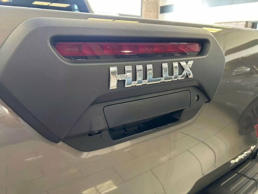 Toyota HILUX 2.8L Invincible X Black #24