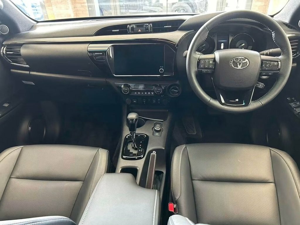 Toyota HILUX 2.8L Invincible X Black #12